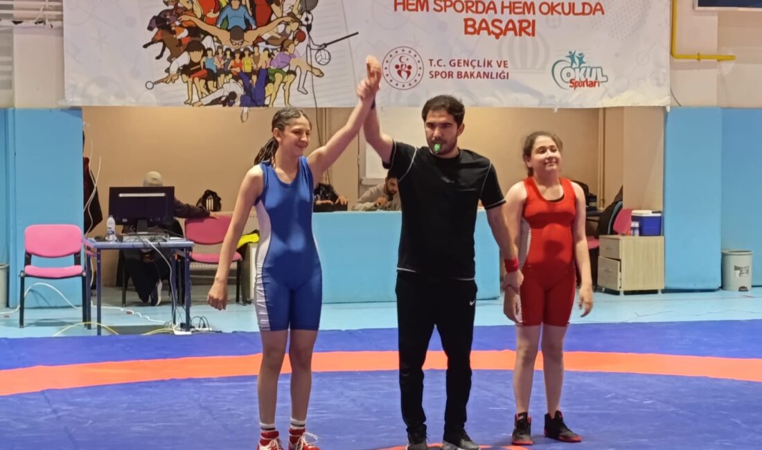 Afyonkarahisar'da düzenlenen Yıldız Kızlar Güreş İl Birinciliği Müsabakaları'na Maver Kemal