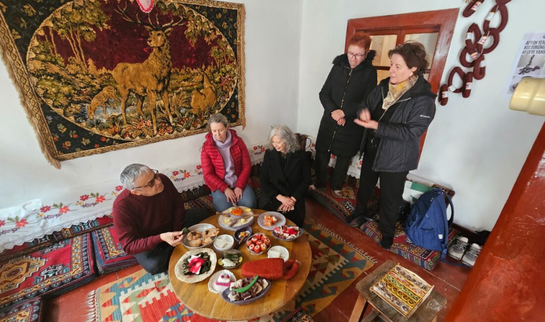 Afyonkarahisar’da sanat ile mutfak kültürü dikkat çeken bir sergide bir