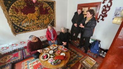 Afyonkarahisar’da sanat ile mutfak kültürü dikkat çeken bir sergide bir