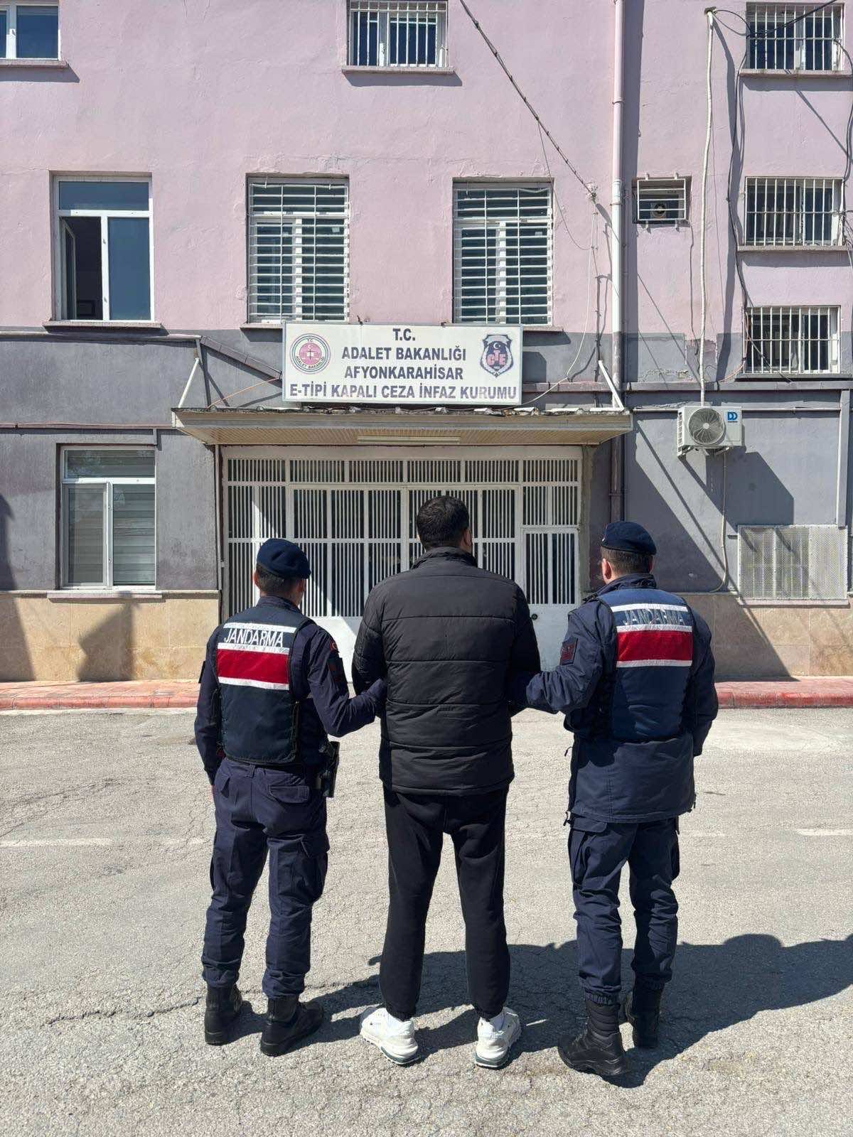 Afyonkarahisar İl Jandarma Komutanlığı, suç ve suçlulara karşı yürüttüğü amansız