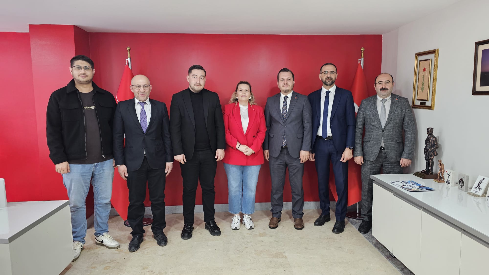 İl Başkanı Beytullah Karataş, parti politikalarını anlattı, ziyaret toplu fotoğrafla