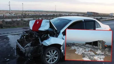 Aksaray’da devrilen yem yüklü TIR’ı görerek yardım etmek için duranların