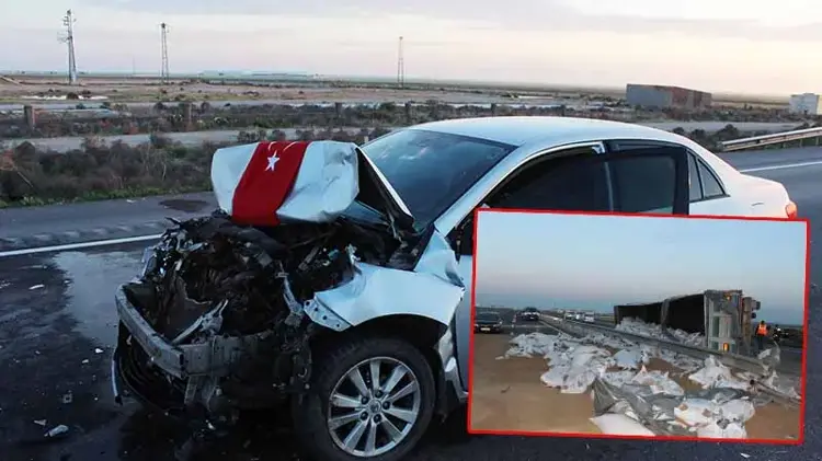 Aksaray’da devrilen yem yüklü TIR’ı görerek yardım etmek için duranların