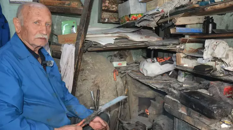 Manisa'nın Demirci ilçesinde babasından miras kalan mesleği yarım asrı aşkın