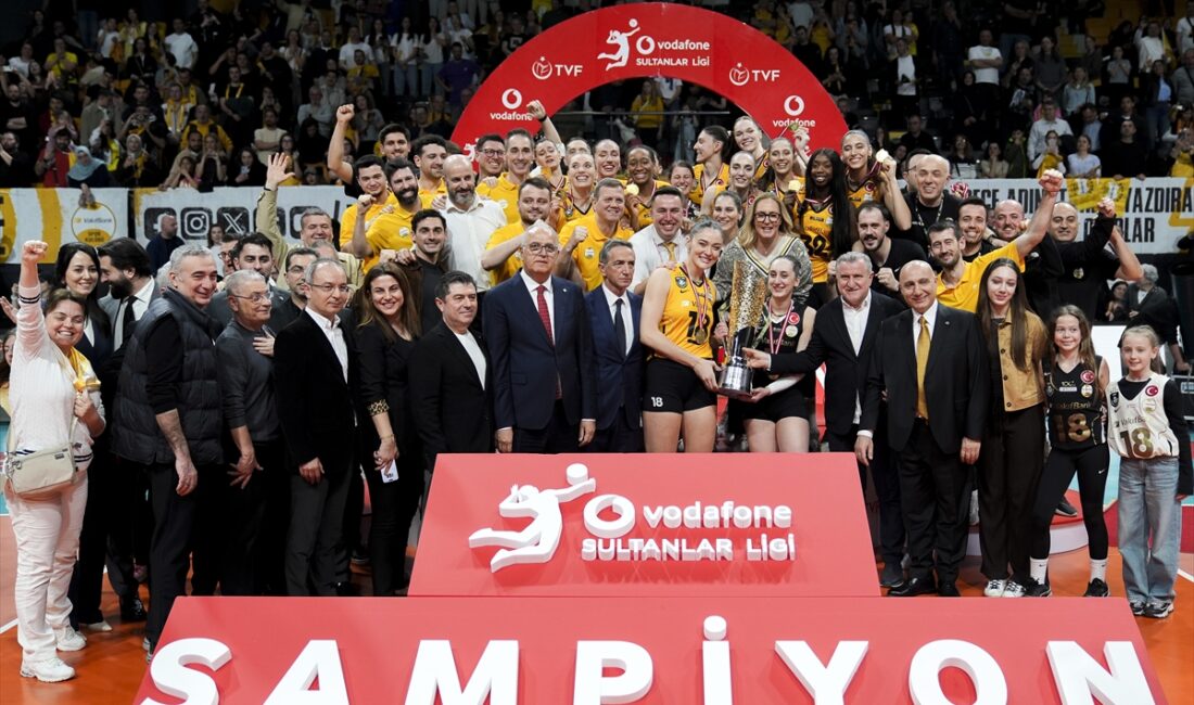 Play-off finali beşinci maçında Fenerbahçe Medicana'yı 3-1 yenerek seriyi 3-2