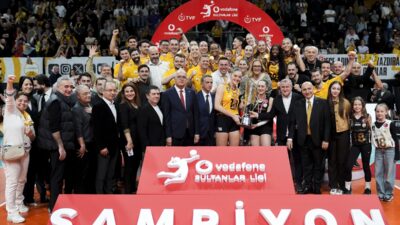 Play-off finali beşinci maçında Fenerbahçe Medicana'yı 3-1 yenerek seriyi 3-2