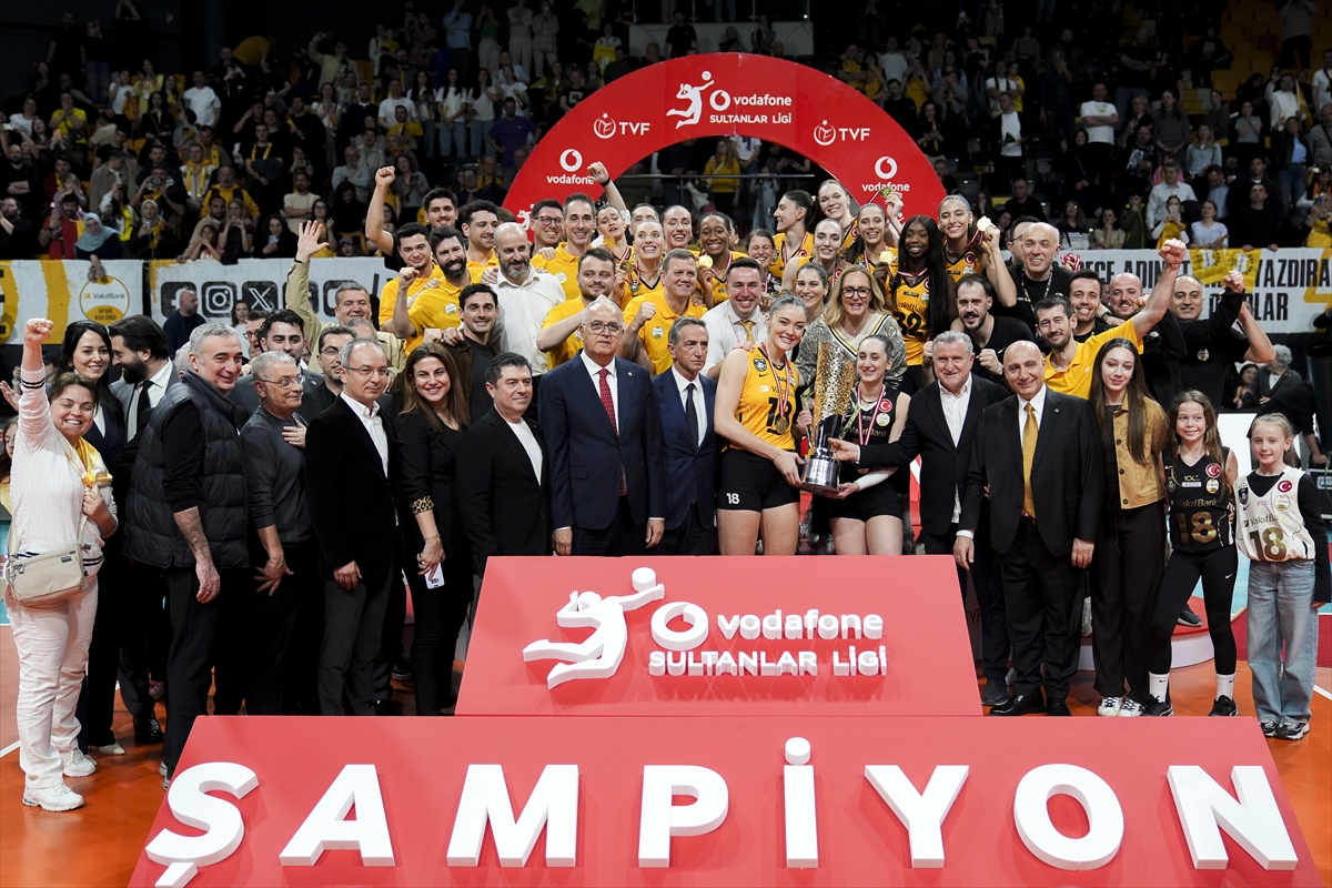 Play-off finali beşinci maçında Fenerbahçe Medicana'yı 3-1 yenerek seriyi 3-2
