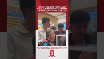 Kimsenin beklemediği bir hareket yaparak gümüşü kutudan çıkardı ve hakkı