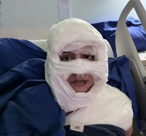 İstanbul Kadıköy'de bir eğlence mekanında oturan Gözde Yılmaz'ın üzerine kolonya