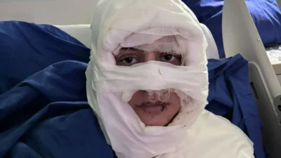 İstanbul Kadıköy'de bir eğlence mekanında oturan Gözde Yılmaz'ın üzerine kolonya