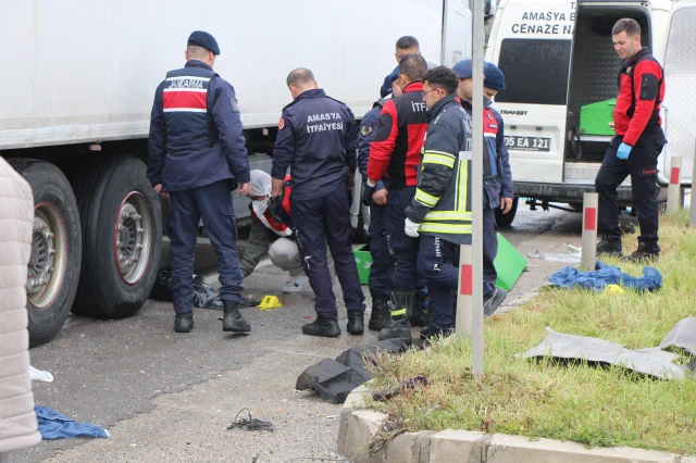 Amasya’da bir akrabalarının taziye ziyaretinden dönen ailenin içinde bulunduğu otomobil