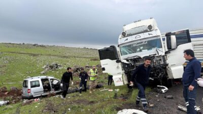 Şanlıurfa’nın Siverek ilçesinde bir TIR ile hafif ticari aracın kafa