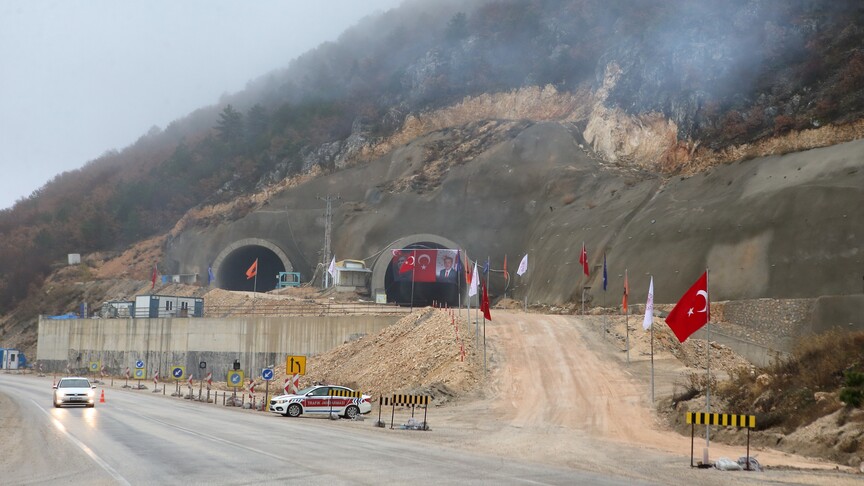 Ulaştırma ve Altyapı Bakanı Abdulkadir Uraloğlu, 25 kilometrelik Çorum-Laçin yolu