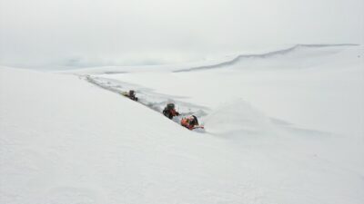 Ağrı'da Karayolları ekipleri, nisan ayının ortasında yoğun karla mücadele çalışması