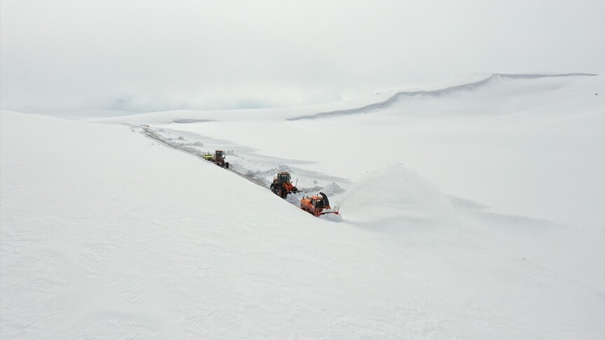 Ağrı'da Karayolları ekipleri, nisan ayının ortasında yoğun karla mücadele çalışması