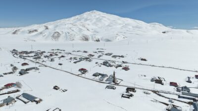 Van ve Bitlis'te yüksek yerleşim yerlerinde yaşayanlar, nisan ayına rağmen