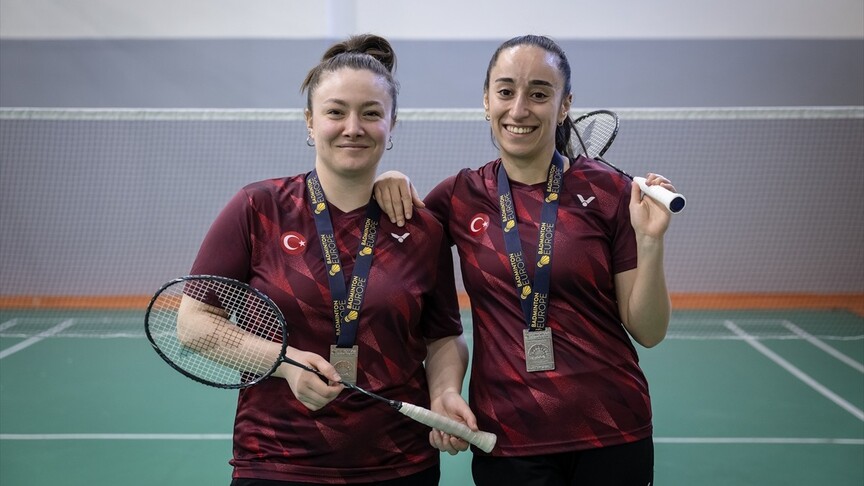 Çift kadınlar kategorisinde katıldıkları Avrupa Badminton Şampiyonası'nda gümüş madalya alan