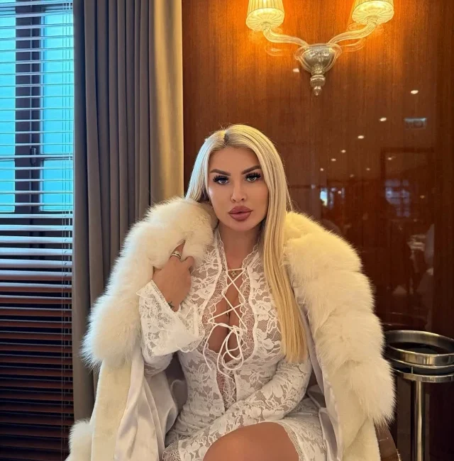 Ekranlardan ve sosyal medyadan tanınan Özlem Parlu, son dönemde hem