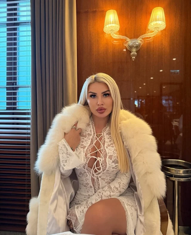 Ekranlardan ve sosyal medyadan tanınan Özlem Parlu, son dönemde hem