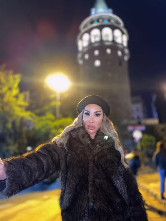 Ekranlardan ve sosyal medya platformlarından tanınan Mika Slowana, özellikle katıldığı