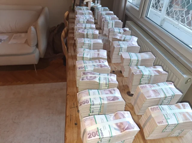 İstanbul merkezli yürütülen büyük bir yolsuzluk soruşturması kapsamında Üsküdar Belediyesinde