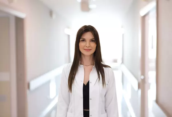 Regl döneminin yalnızca fiziksel bir süreç olarak görülmemesi gerektiğine değinen