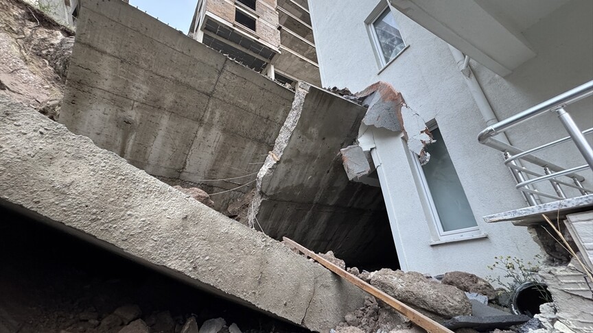 Nevşehir'de yağış sonrası bir inşaatın istinat duvarının öndeki apartmana doğru