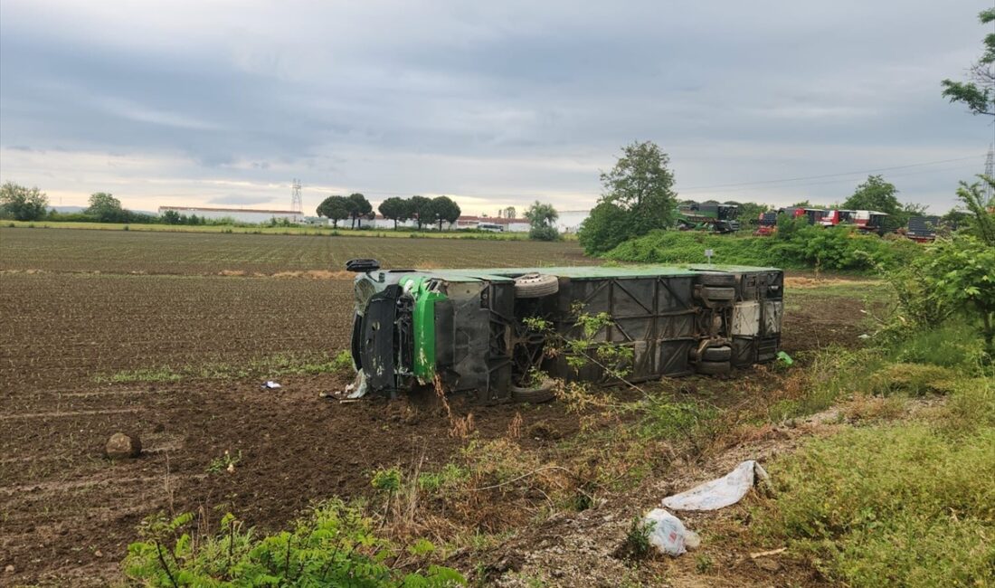 Çanakkale'nin Biga ilçesinde tur otobüsünün devrilmesi sonucu 46 kişi yaralandı.