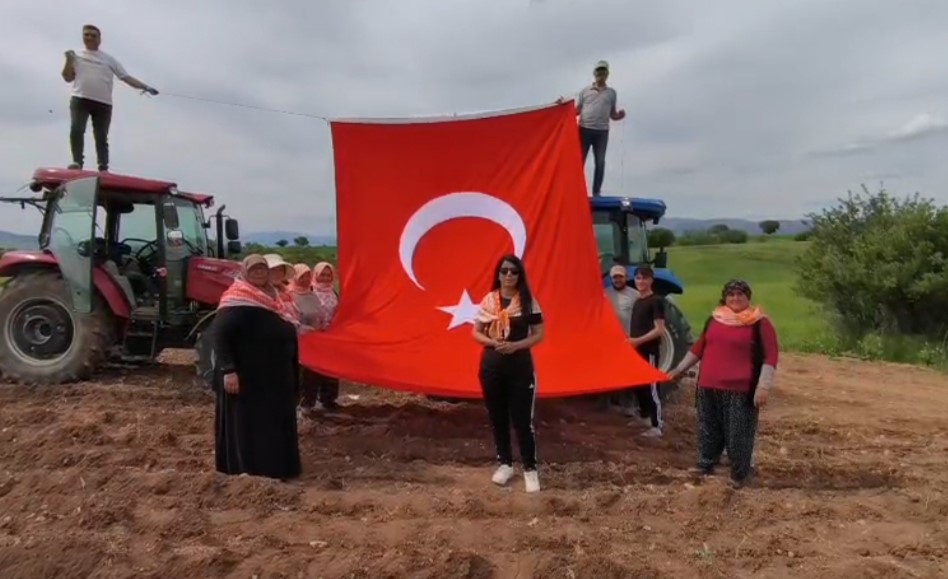 Afyonkarahisar'da kekik ekimi yapan çiftçiler, 19 Mayıs'ı ekim yaptıkları tarlada