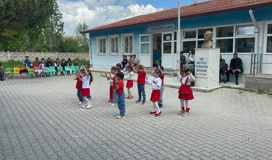 &nbsp; Afyonkarahisar’ın Değirmendere Köyü İlkokulu’nda öğrenciler, 23 Nisan Ulusal Egemenlik