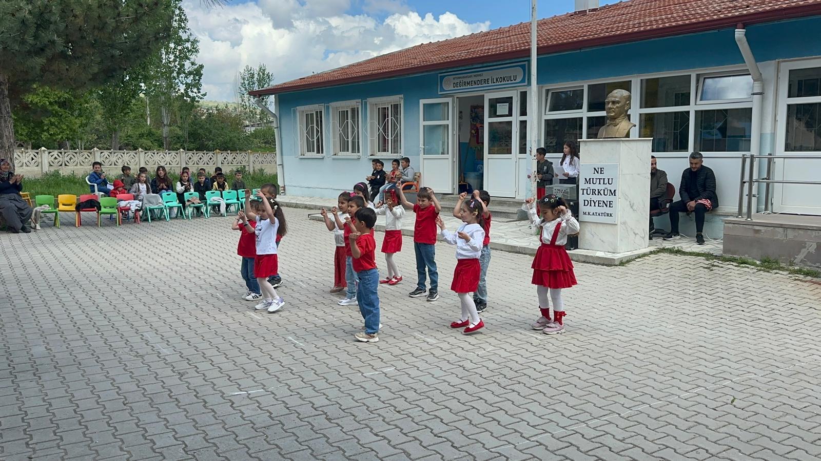 &nbsp; Afyonkarahisar’ın Değirmendere Köyü İlkokulu’nda öğrenciler, 23 Nisan Ulusal Egemenlik