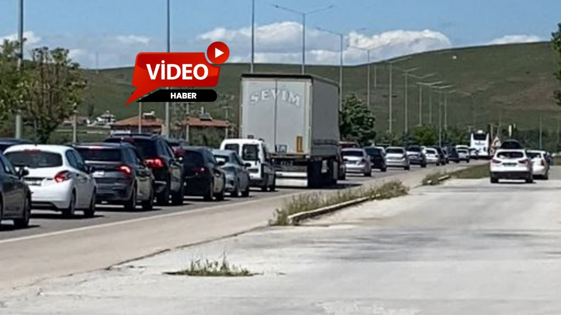 Antalya–İstanbul karayolu üzerinde Afyonkarahisar’ın Akören Köyü mevkiinde bayram dönüşü nedeniyle