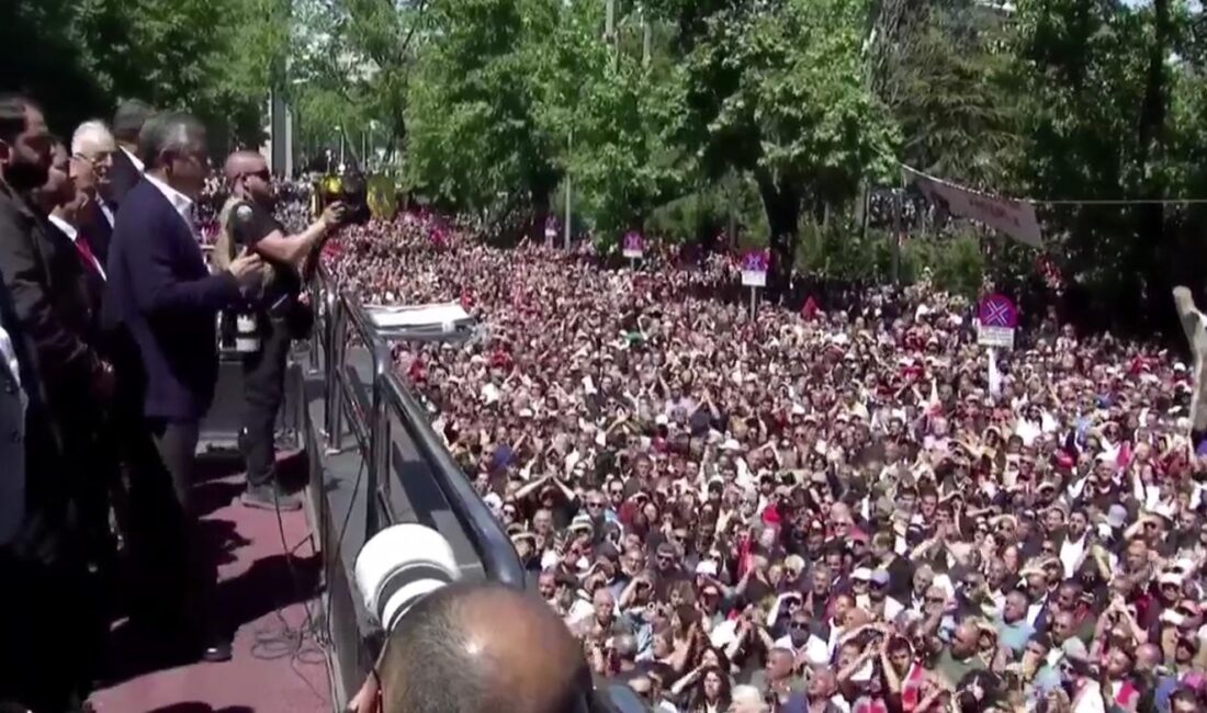Ankara’da CHP'nin görevden uzaklaştırılan Genel Başkanı Özgür Özel, Güvenpark’ta partililerle