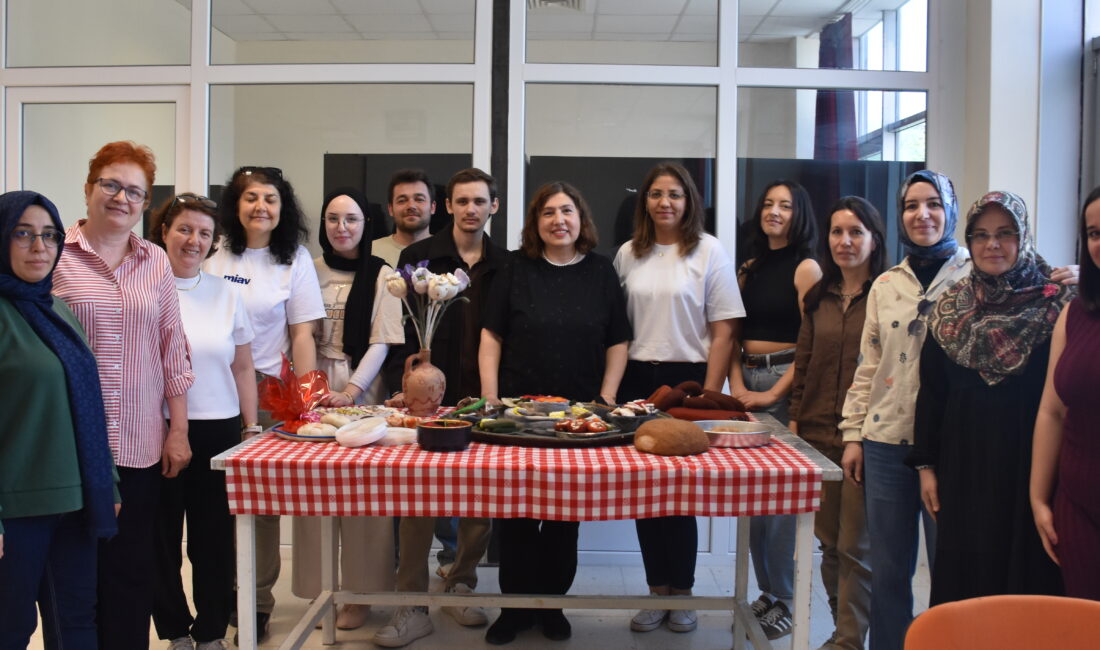 Afyon Kocatepe Üniversitesi (AKÜ) Güzel Sanatlar Fakültesi öğrencileri, keçe teknikleriyle