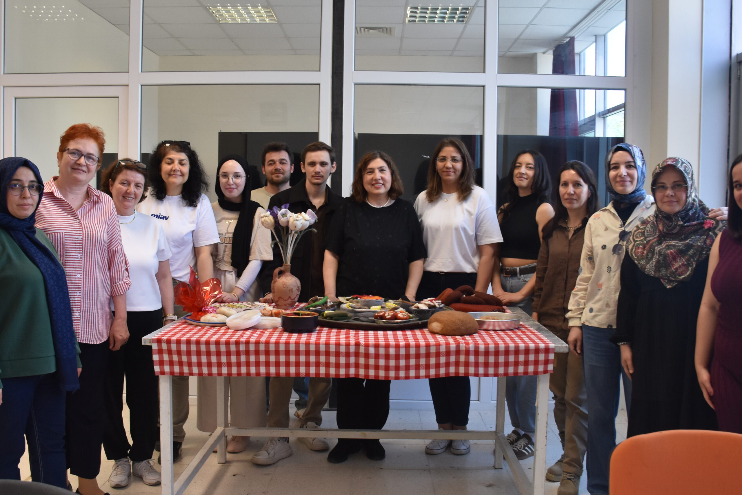 Afyon Kocatepe Üniversitesi (AKÜ) Güzel Sanatlar Fakültesi öğrencileri, keçe teknikleriyle
