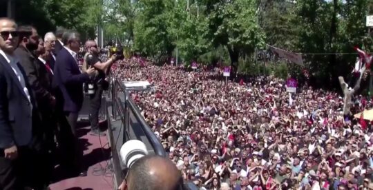 Ankara’da CHP'nin görevden uzaklaştırılan Genel Başkanı Özgür Özel, Güvenpark’ta partililerle