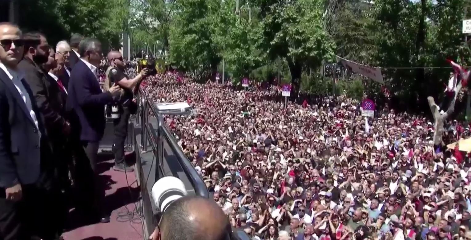 Ankara’da CHP'nin görevden uzaklaştırılan Genel Başkanı Özgür Özel, Güvenpark’ta partililerle
