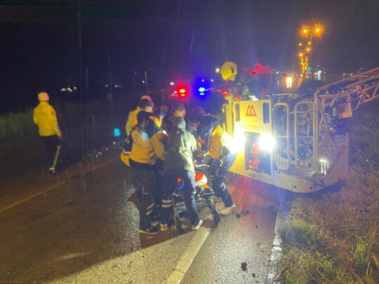 Balıkesir'in Bandırma ilçesinde devrilen yolcu otobüsündeki 3 kişi öldü, 30