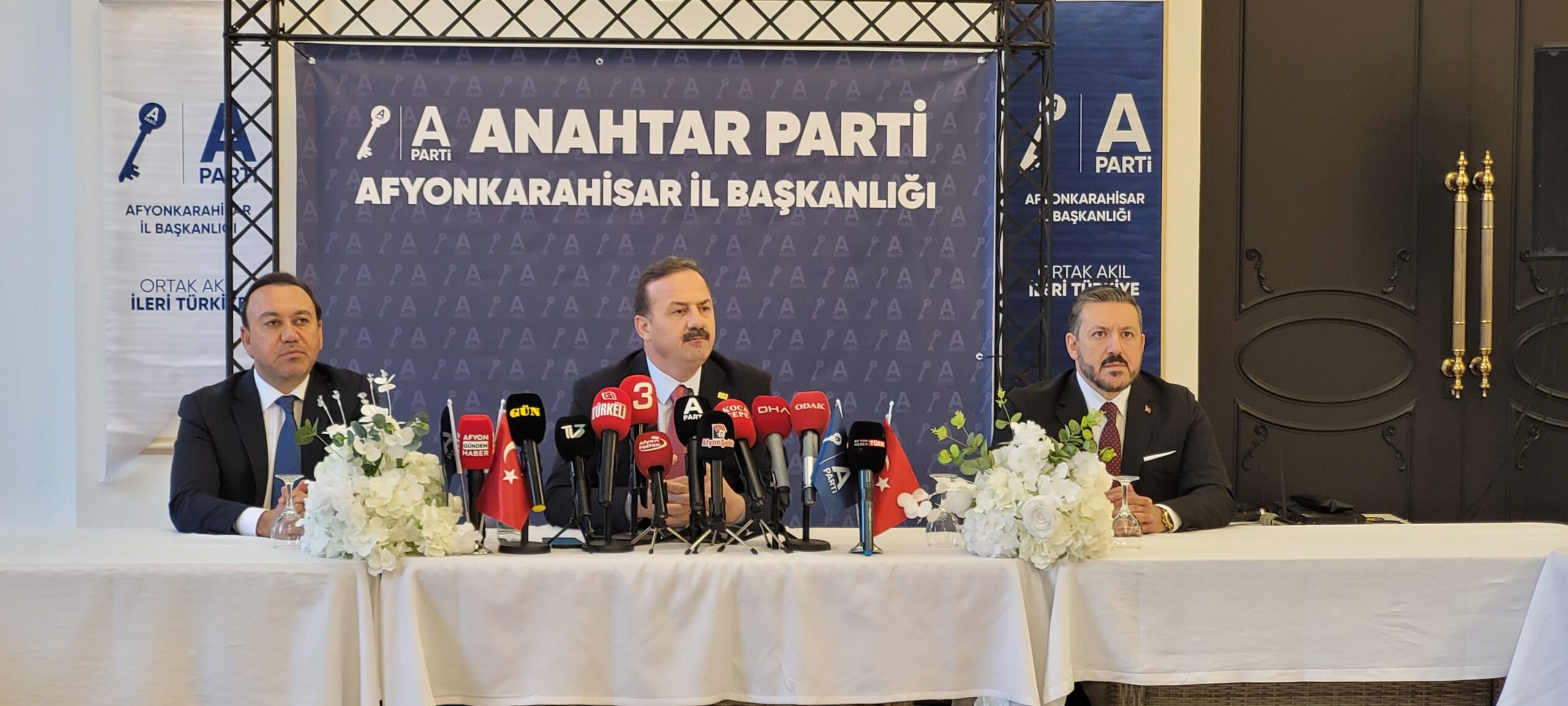 Anahtar Parti Genel Başkanı Yavuz Ağıralioğlu, yaptığı konuşmada siyasette kullanılan