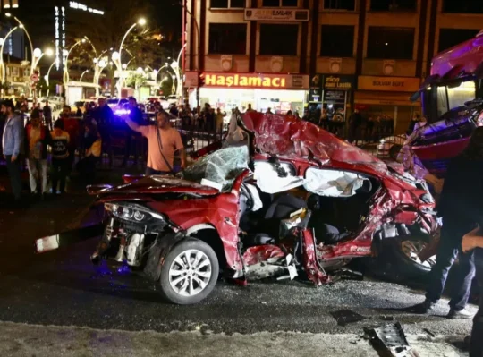 Giresun'da Karadeniz Sahil Yolu üzerinde meydana gelen zincirleme trafik kazasında