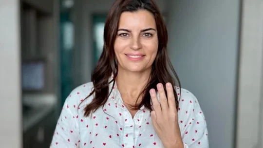 Geçtiğimiz dönemde rektum kanserine yakalandığını açıklayarak sevenlerini üzen ünlü sunucu,