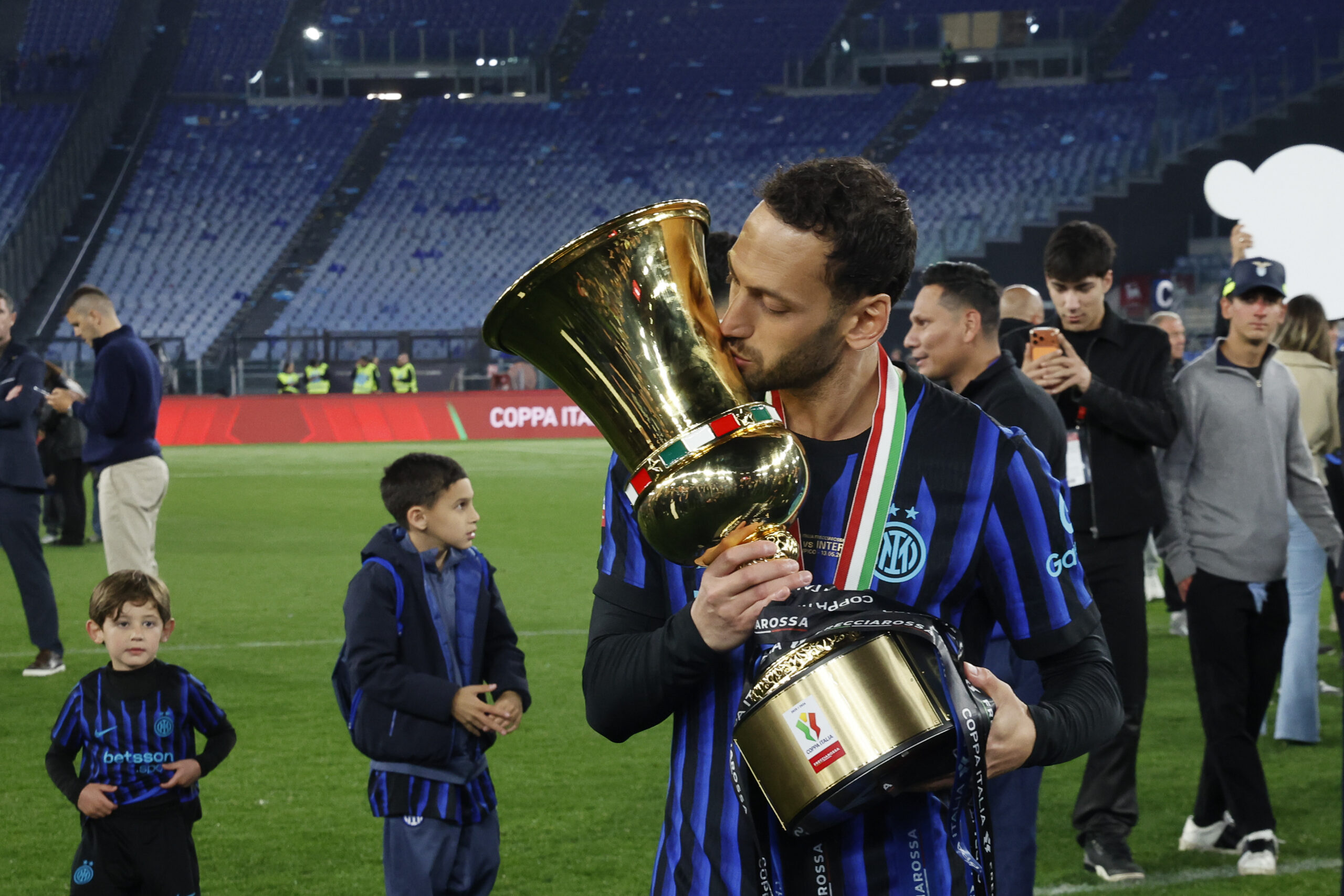 Futbolda İtalya Kupası finalinde Inter, Lazio'yu 2-0 yenerek kupayı kazandı.