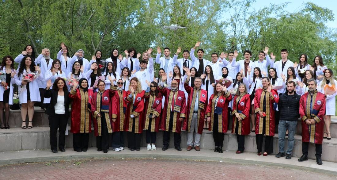 AFSÜ Eczacılık Fakültesinin 45 yeni öğrencisi, 2025-2026 Akademik Yılı Beyaz