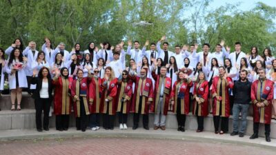 AFSÜ Eczacılık Fakültesinin 45 yeni öğrencisi, 2025-2026 Akademik Yılı Beyaz
