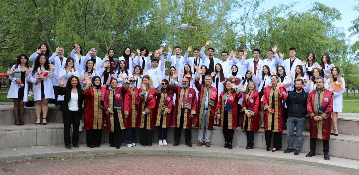 AFSÜ Eczacılık Fakültesinin 45 yeni öğrencisi, 2025-2026 Akademik Yılı Beyaz