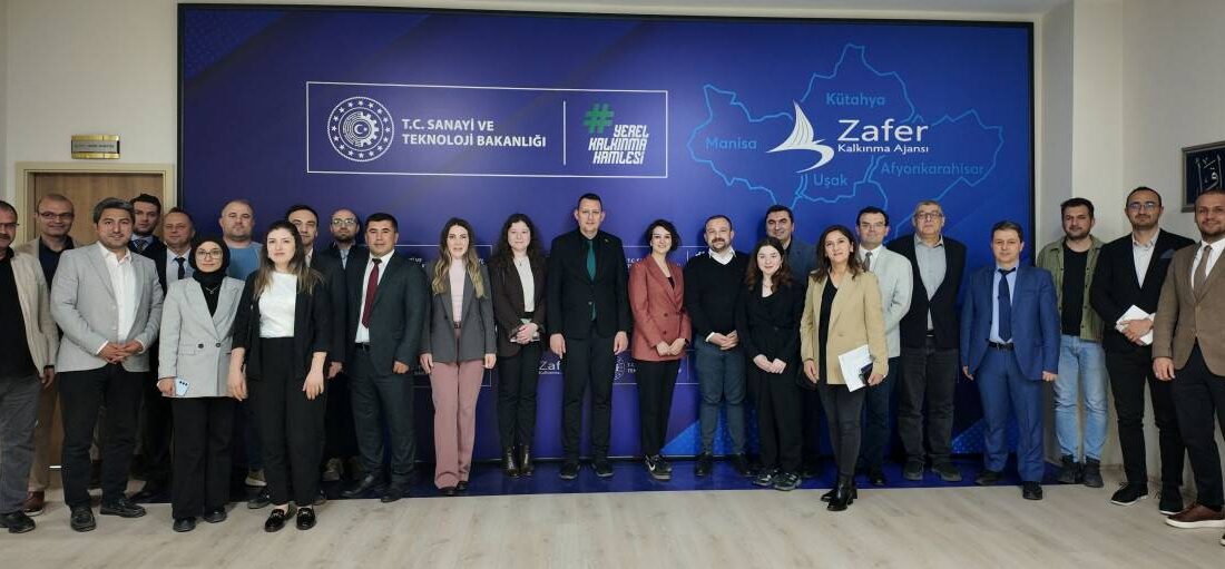 Afyon Kocatepe Üniversitesi İç Mimarlık ve Çevre Tasarımı Kulübü öğrencileri,