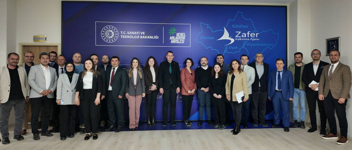 Afyon Kocatepe Üniversitesi İç Mimarlık ve Çevre Tasarımı Kulübü öğrencileri,