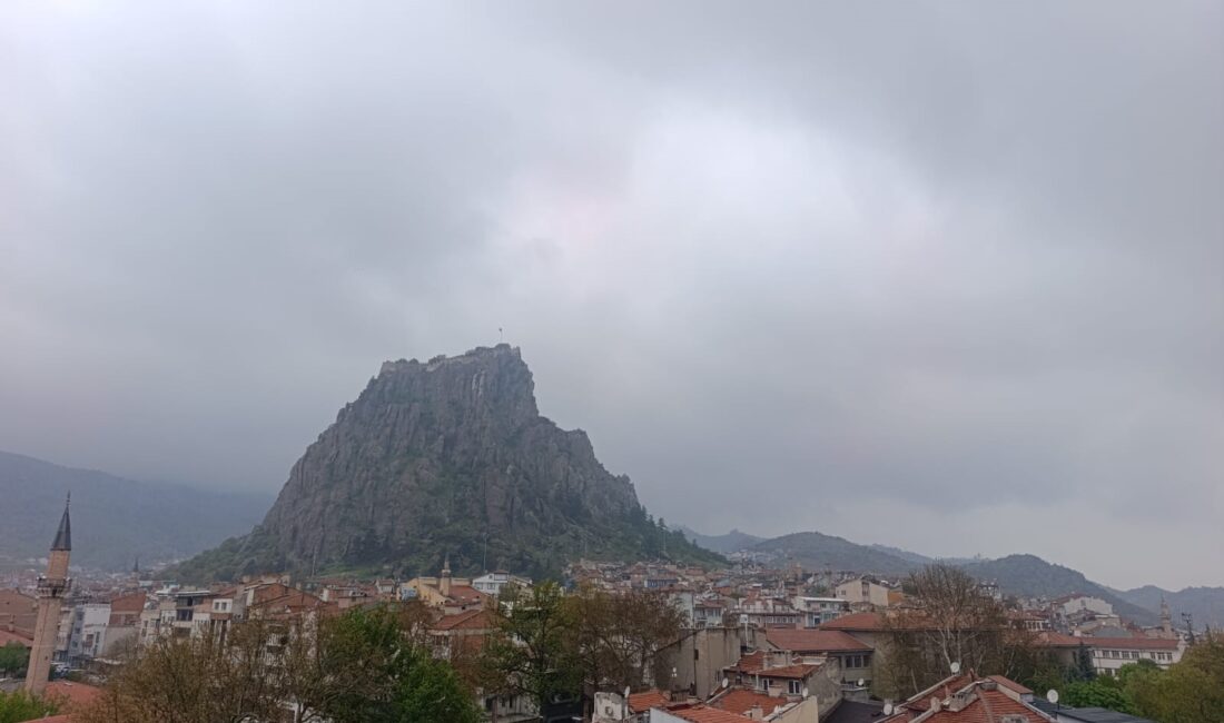 Afyonkarahisar’da meteoroloji yetkililerinin uyarılarının ardından beklenen yağmur yağışı, öğle saatlerinde