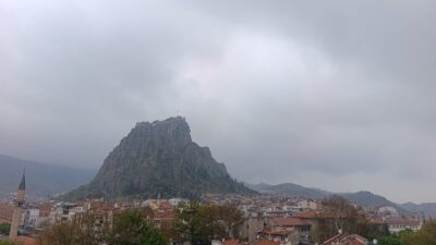 Afyonkarahisar’da meteoroloji yetkililerinin uyarılarının ardından beklenen yağmur yağışı, öğle saatlerinde