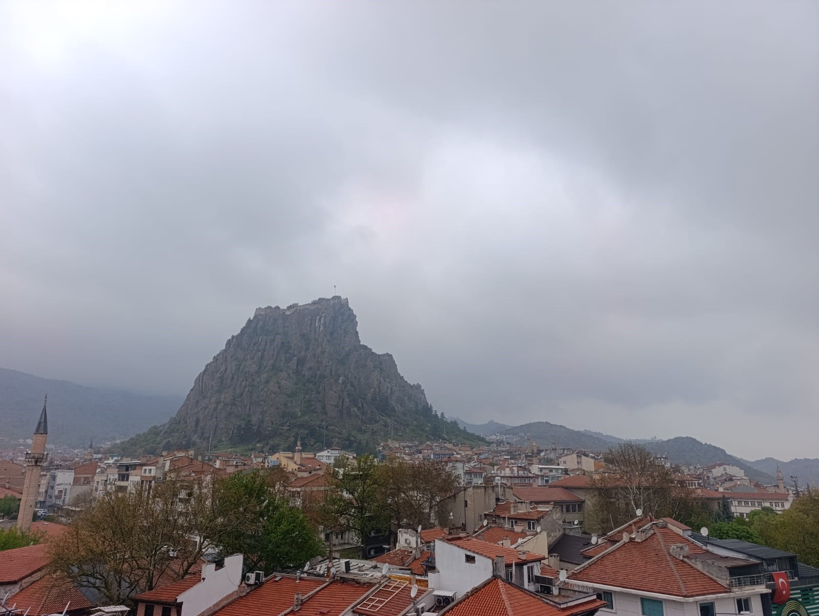 Afyonkarahisar’da meteoroloji yetkililerinin uyarılarının ardından beklenen yağmur yağışı, öğle saatlerinde
